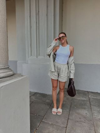 Béžový lněný komplet je našim oblíbeným kouskem. Košili i kraťasy unosíte dohromady nebo zvlášť a zvládnete nakombinovat i...