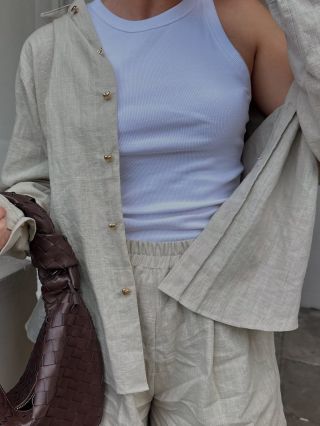 Malý detail, který doladí vše = zlaté knoflíky ve tvaru srdíček 🤍 #handmade #czech #brand #gold #hearts #button #linen...